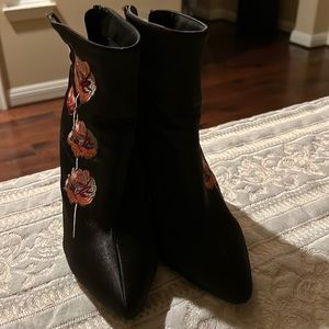 Beautiful black boots with flower design on the side. It has been used lightly.